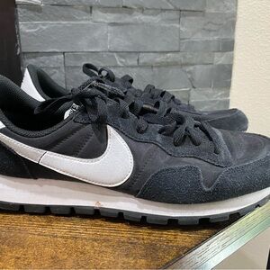 Nike Pegasus Black and White Sneakers with Classic Silhouette